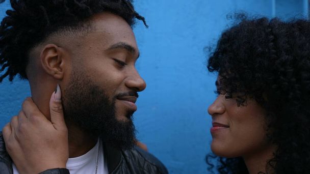 ブラジル人の男性と女性のカメラに頭を回す黒のカップルの肖像画 - 写真・画像