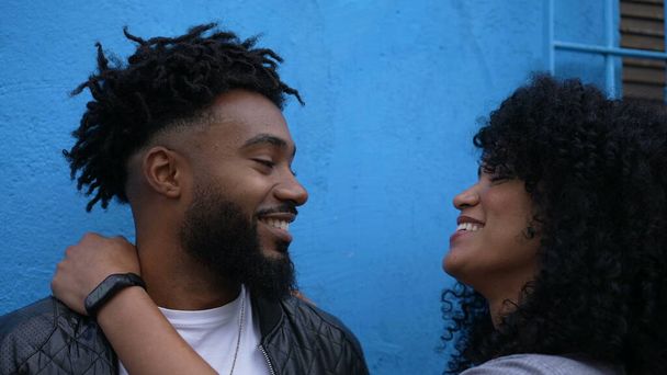 Uomo e donna rapporto ridere e sorridere al di fuori candida coppia vita reale ridere e sorridere - Foto, immagini