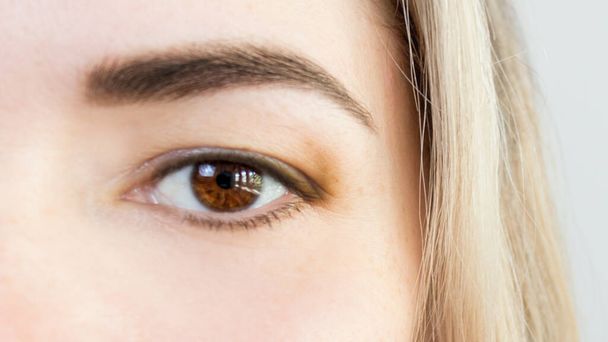 Braune Augen, weibliche Augen in Großaufnahme. Ausdrucksstarkes Aussehen, selektiver Fokus - Foto, Bild