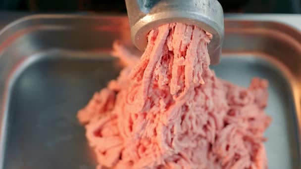 Producción de carne picada en la industria. La carne combina trozos de carne molida. - Metraje, vídeo