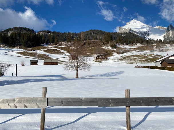 Pastos alpinos altos cubiertos de nieve y picos rocosos del macizo Alpstein en traje de invierno (macizo de los Alpes Appenzell), Unterwasser - Cantón de St. Gallen, Suiza (Schweiz) - Foto, imagen