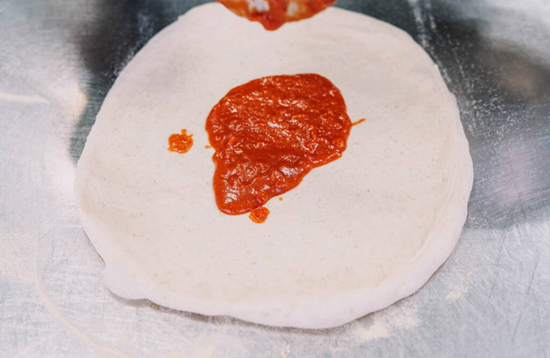 Bir uzman tarafından yapılan ev yapımı İtalyan usulü pizzanın hazırlanması - Fotoğraf, Görsel