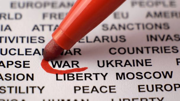 Detailní záběr války napsaný na bílém papíru s červeným kruhem kolem. Krize. - Fotografie, Obrázek