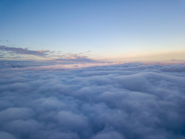 Höhenflug über den Wolken. Drohnenblick aus der Luft. - Foto, Bild