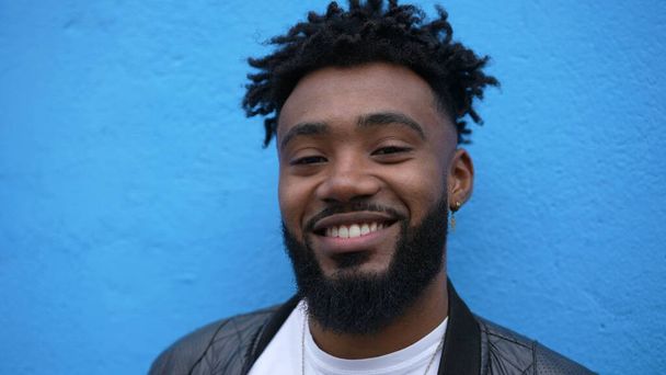 Un jeune homme noir heureux souriant visage portrait un Africain charismatique - Photo, image