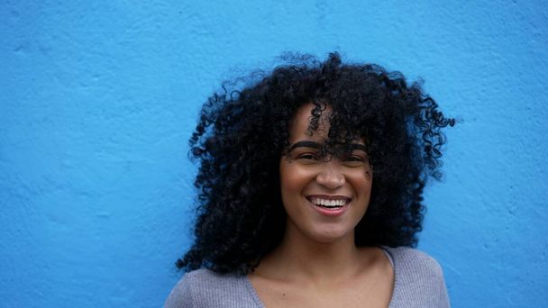 Szczęśliwa Latynoska Afrykanka śmiejąca się i uśmiechająca - Zdjęcie, obraz