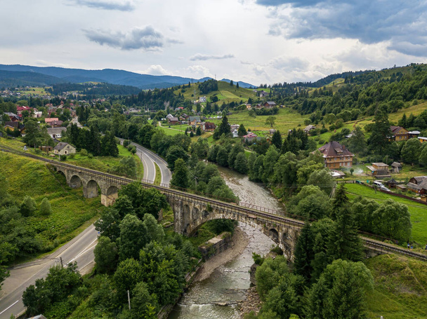 Alte Eisenbahnbrücke in den Bergen. Ukrainische Karpaten. Drohnenblick aus der Luft. - Foto, Bild