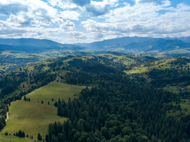 Las montañas verdes de los Cárpatos Ucranianos en verano. Árboles de coníferas en las laderas. Vista aérea del dron. - Foto, Imagen
