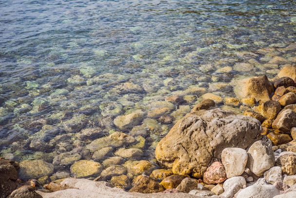 Гарні скелі в морі в Чорногорії. Чорногорія - популярне туристичне місце в Європі. - Фото, зображення
