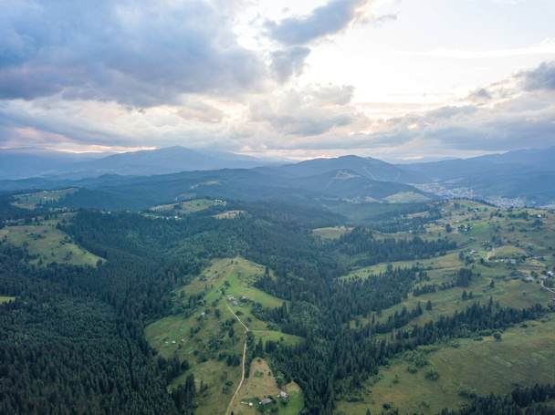 Montagnes Carpates ukrainiennes vertes en été. Vue aérienne du drone. - Photo, image