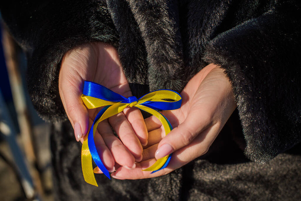 Oekraïense vrijheid. Kleine gele blauwe vlag. Details van Oekraïense protest. Overwinningsconcept - Foto, afbeelding