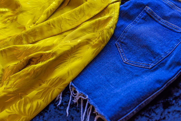 Tendencia azul amarilla en la ropa. La primavera - la colección veraniega El color a la moda de la paz, los detalles de cerca - Foto, imagen