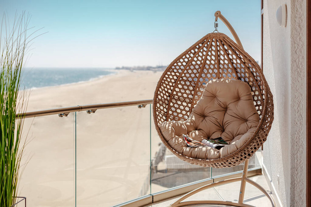 lógó gubó fotel a teraszon a tenger mellett - Fotó, kép