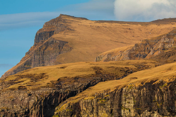 Streymoy adasındaki dağ manzarası. Güneşli bir bahar günü. Faroe Adaları. - Fotoğraf, Görsel