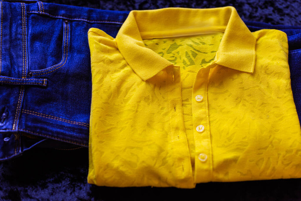 Gele blauwe trend in kleding. Lente - zomer collectie Modieuze kleur van de vrede, close-up details - Foto, afbeelding