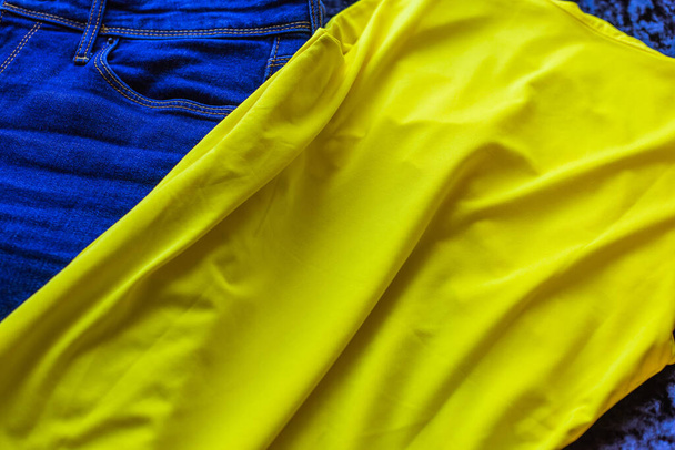 Żółty niebieski trend w ubraniach. Wiosna - letnia kolekcja Modny kolor spokoju, zbliżenie szczegółów - Zdjęcie, obraz