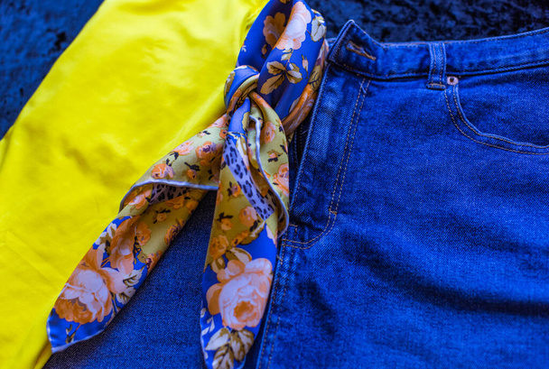 Żółty niebieski trend w ubraniach. Wiosna - letnia kolekcja Modny kolor spokoju, zbliżenie szczegółów - Zdjęcie, obraz