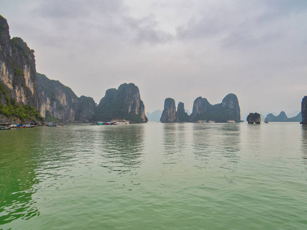 Vietname. Ha Long é uma baía no Golfo de Tonkin, no Mar da China Meridional, que desemboca na costa leste do Vietnã. Incluído na Lista do Patrimônio Mundial da UNESCO. A baía inclui mais de 3.000 ilhas, bem como pequenas rochas, falésias e cavernas. - Foto, Imagem