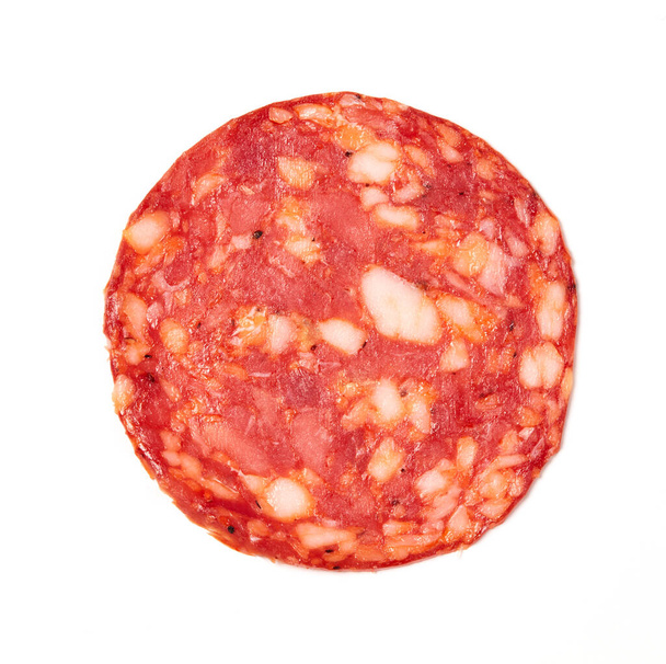 Chorizo Salami Scheiben auf Weiß - Foto, Bild