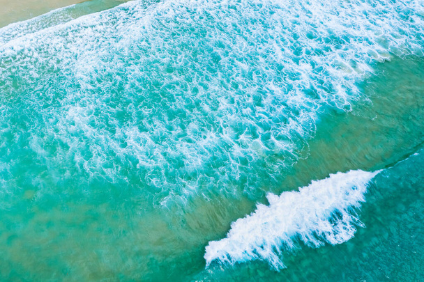 Vista aérea del mar esmeralda en la playa de Surin, Phuket, Tailandia, playa de Surin famoso destino turístico en Phuket, playa de arena tropical. - Foto, imagen