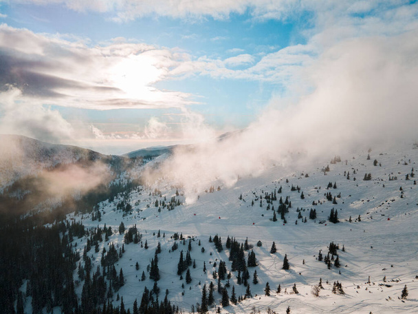 widok z lotu ptaka na ośrodek narciarski Jasna slop i wolna strefa jazdy skopiuj przestrzeń słoneczny dzień - Zdjęcie, obraz