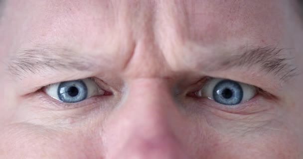 Homme yeux bleus et émotions de peur - Séquence, vidéo