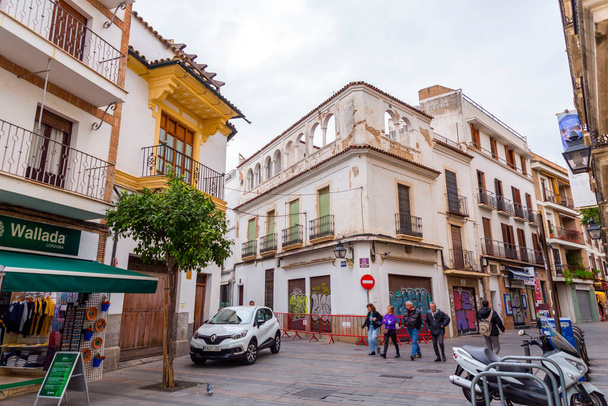 Cordoba, Spain - February 25, 2022: Street scene with traditional Andalucian architecture in the historical city of Cordoba, Spain. - Foto, immagini