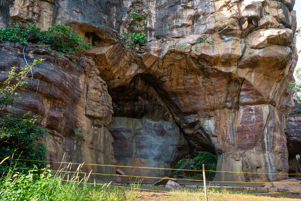 Bhimbetka Rock Shelters - Eine archäologische Stätte in Zentralindien bei Bhojpur Raisen in Madhya Pradesh. Das ist Weltkulturerbe. - Foto, Bild