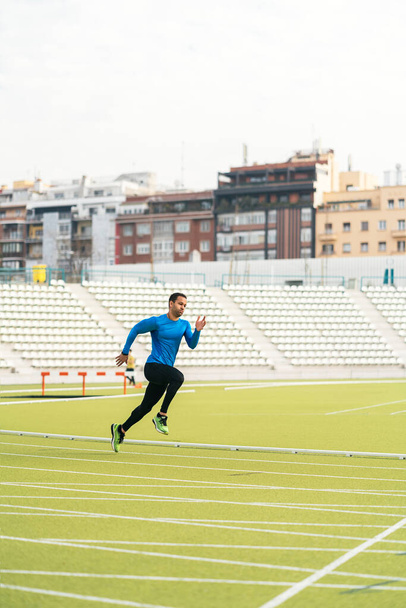 Side View of Athlete Doing Sprint - Foto, Imagen