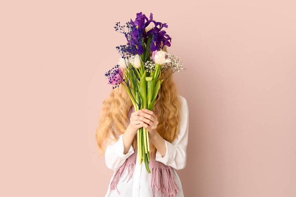 Young woman holding beautiful bouquet on color background - Photo, Image