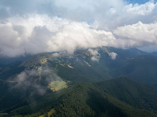 Zöld hegyek az ukrán Kárpátok nyáron. Napsütéses nap, ritka felhők. Légi drónra néző. - Fotó, kép