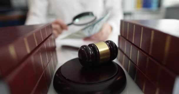 Суддя розраховує гроші на суд крупним планом
 - Кадри, відео