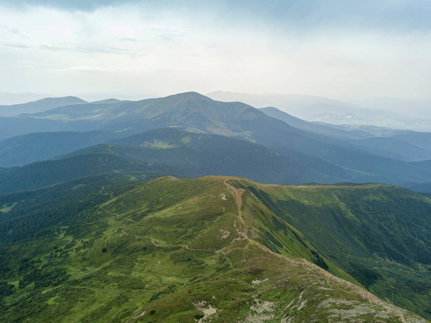 Высокие горы Украинских Карпат в облачную погоду. Воздушный беспилотник. - Фото, изображение