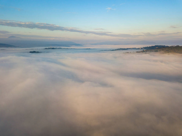Ranní mlha v ukrajinských Karpat. Zobrazení leteckých dronů. - Fotografie, Obrázek