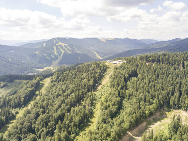 Green mountains of Ukrainian Carpathians in summer. Sunny day, rare clouds. Aerial drone view. - Foto, Imagen