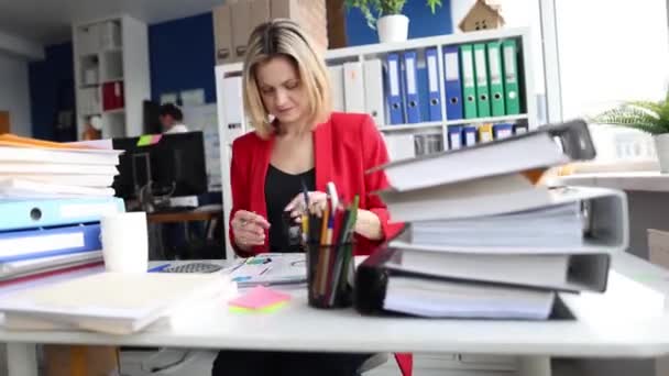 Arbeitstag Geschäftsfrau arbeitet mit Finanzdokumenten Zeitraffer - Filmmaterial, Video