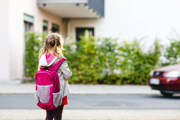 Cute little preschool girl going to playschool. Healthy toddler child walking to nursery school and kindergarten. Happy child with backpack on the city street, outdoors. - Foto, Imagem