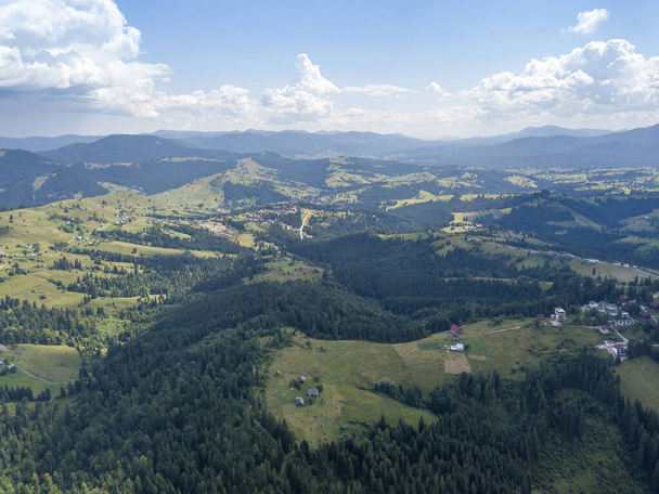 Zielone góry Karpat Ukraińskich w lecie. Słoneczny dzień. Widok drona z powietrza. - Zdjęcie, obraz