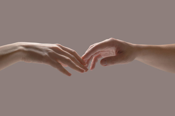 男性と女性の手。サポート、友情、握手.  - 写真・画像