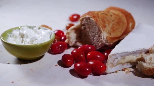 Υγειονομική τροφή μαλακού τυριού και τομάτας - Πλάνα, βίντεο
