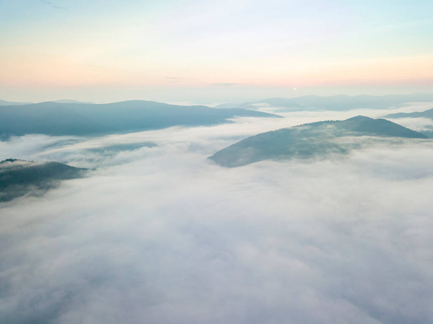 Niebla matutina en los Cárpatos Ucranianos. Vista aérea del dron. - Foto, imagen