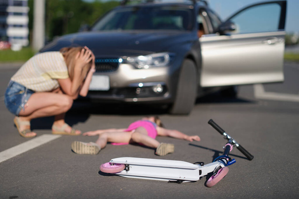Chica con scooter golpeado en la carretera en coche, preocupación testigo para el niño, accidente de tráfico - Foto, Imagen
