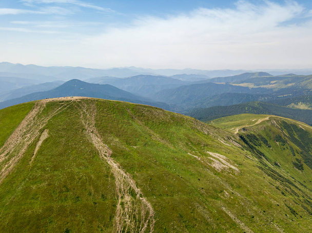 Bulutlu havada Ukrayna Karpatlarının yüksek dağları. Hava aracı görünümü. - Fotoğraf, Görsel