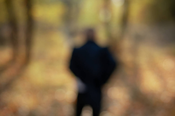 Der Mensch aus dem Fokus, ein schöner Herbstwald und ein Fluss. Älterer Brite. - Foto, Bild