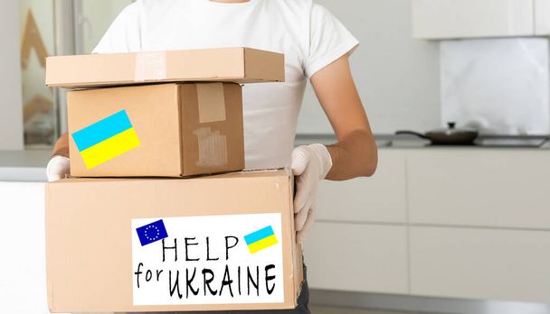 ウクライナ移民のニーズのための寄付金を集めるボランティア、人道支援の概念. - 写真・画像