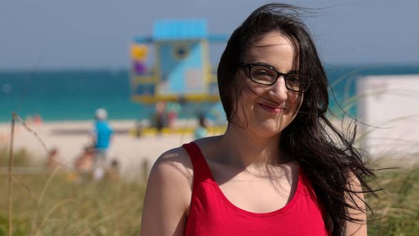 Pretty woman at Miami Beach enjoying the summer vacation - Foto, Imagen