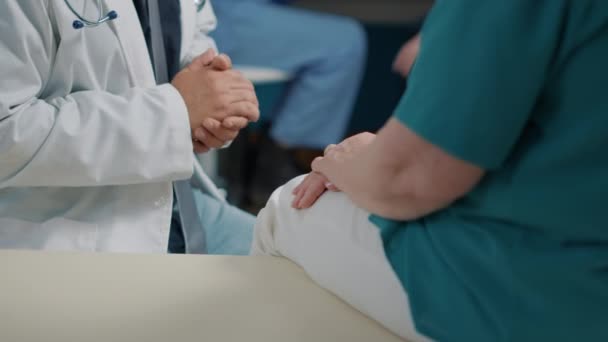 Γενικός ιατρός που δείχνει συμπόνια στον ηλικιωμένο ασθενή - Πλάνα, βίντεο