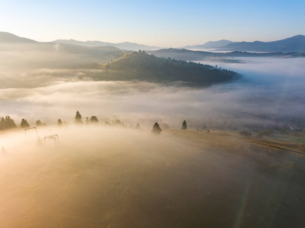 Ráno mlha v ukrajinských Karpat. Zobrazení leteckých dronů. - Fotografie, Obrázek