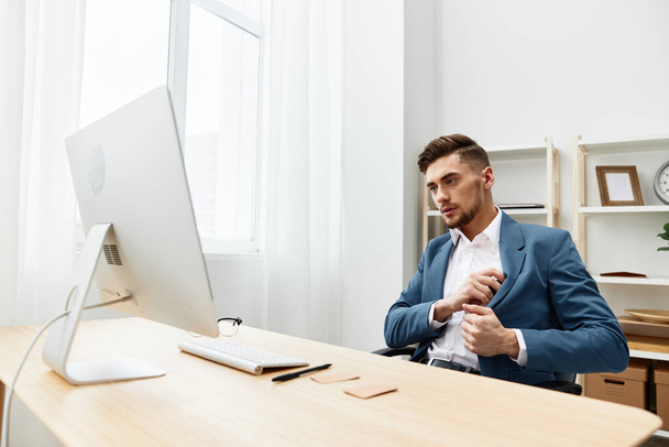 Manager sitzt am Computer am Arbeitsplatz Chef isoliert Hintergrund - Foto, Bild