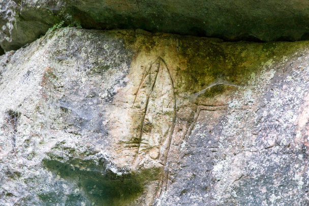 Blick auf die Petroglyphe in Valdassa, Norditalien - Foto, Bild